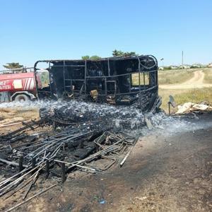Park halindeki 2 karavan alev alev yandı; o anlar kamerada/Ek fotoğraflar