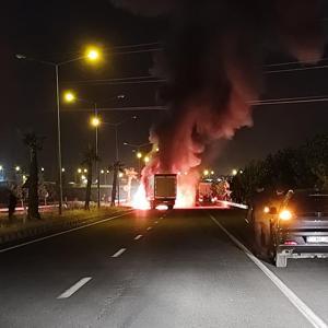 Cizre’de seyir halindeki TIR yandı