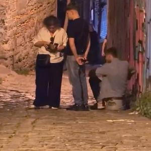 Galata’da fırça düşürme bahanesiyle dolandırmaya çalıştığı kadını Rus turistler kurtardı; şüpheli yakalandı