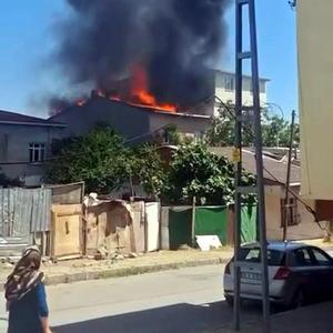 Avcılarda 3 katlı binanın çatısı alev alev yandı