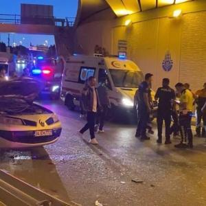 Bakırköyde hafif ticari araç ile otomobil çarpıştı: 5 yaralı