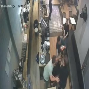 Kadıköy’de kafe çalışanına saldıran kişi kamerada