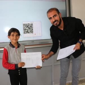 3 yıl okulun tek öğrencisiydi; nakil sonrası 32 arkadaşıyla karne heyecanı yaşadı
