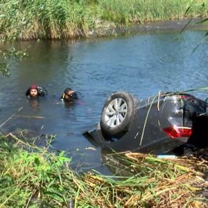 Eyüpsultanda gölete düşen otomobilin sürücüsü kazanın ardından kaçtı