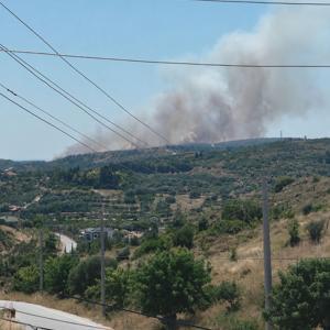 Çeşme’de çöplükte çıkan yangın, makilik alana sıçradı