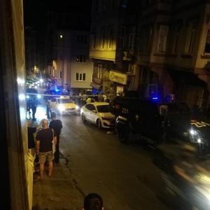 Beyoğlunda patlayıcı bırakılan sokaktaki bina, araç ve iş yerlerinde hasar oluştu