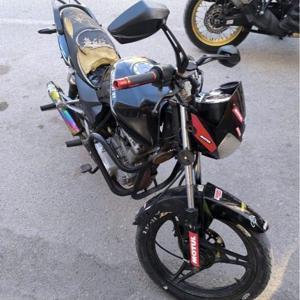 Abart egzozlu ve plakasız motosikletin ehliyetsiz sürücüne 105 bin lira ceza