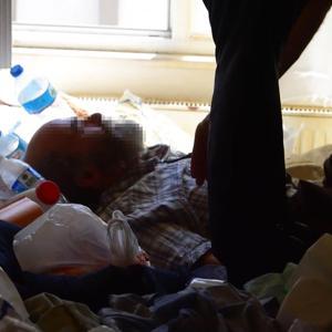 Yaşadığı ‘çöp ev’de mahsur kalınca polisi arayıp yardım istedi