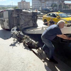 Avcılar’da hafif ticari araç motosiklete çarpıp yan yola devrildi: 2 yaralı