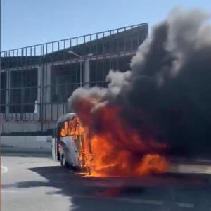 Arnavutköyde servis minibüsü alev alev yandı