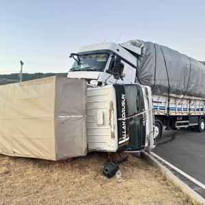 TIR ile kamyonet çarpıştı: 1 yaralı