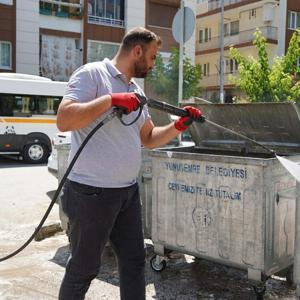 Yunusemrede konteynerler temizlendi