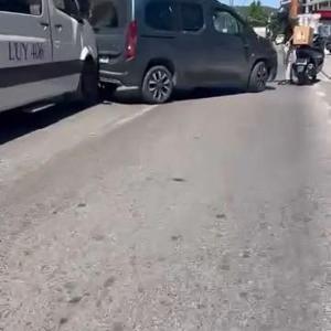 Kartalda motokuryeyle kavga ederken aracını geri viteste unutan sürücü kaza yaptı