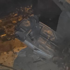 Köprüden dere yatağına devrilen otomobilin sürücüsü yaralandı