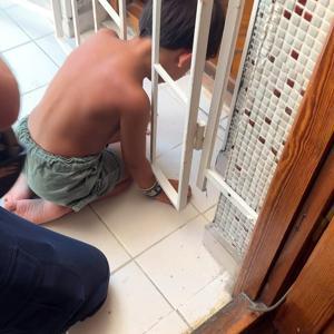 Avcılar’da başı demir kapıya sıkışan çocuğu itfaiye kurtardı