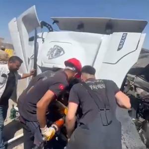 Şanlıurfada TIR ile kamyon çarpıştı; 1 ölü, 1 yaralı