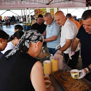 Kemer Belediyesinden aşure ikramı