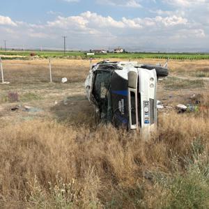 Tarım işçilerini taşıyan minibüs devrildi: 17 yaralı