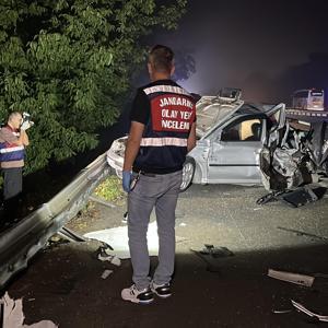 Arıza nedeniyle emniyet şeridinde duran otomobile TIR çarptı; 1 çocuk öldü, 3 yaralı