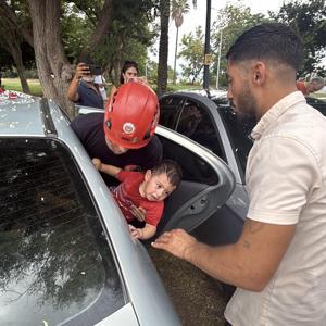 Otomobilde kilitli kalan 1 yaşındaki Firuzu itfaiye kurtardı
