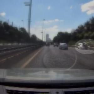 Üsküdarda emniyet şeridinde duran otomobile motosiklet çarptı; kaza kamerada