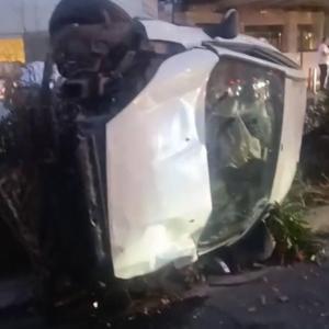 Bakırköyde park halindeki 2 araca çarpan otomobil devrildi