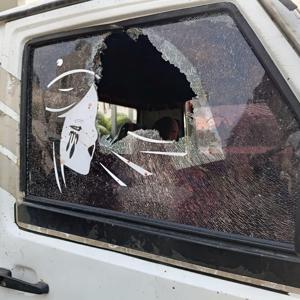 Pazarcı, ucuz karpuz satan rakip esnafın kamyonetinin camlarını kırdı