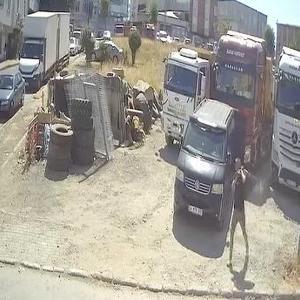 Avcılarda park halindeki kamyonlardan hırsızlık kamerada