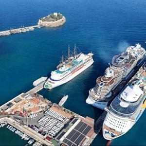Kuşadasına 4 kruvaziyerle denizden 9 bin 300 turist geldi