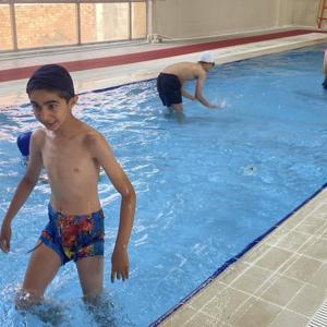 Özel gereksinimli çocuklar ilk kez havuzla buluştu