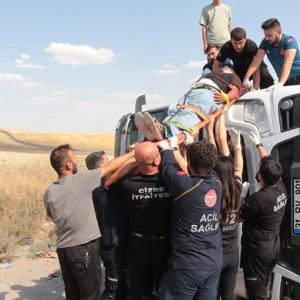 Cizre’de kontrolden çıkarak devrilen TIR’ın şoförü yaralandı