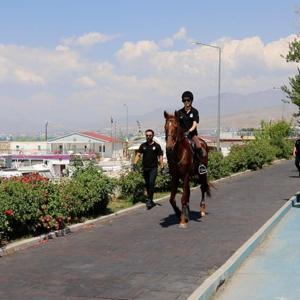 Edremitte kadın atlı zabıta görev başında