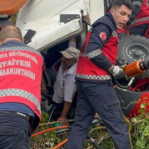 Forklift yüklü vinçli kamyonet devrildi, sıkışan sürücüyü itfaiye kurtardı