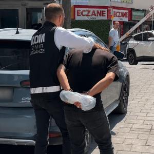 İzmir’de oto galeriyi kurşunlayan 2 şüpheli tutuklandı