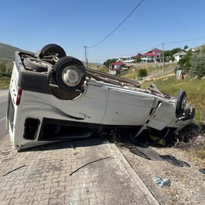 Karlıova’da takla atan minibüsün sürücüsü yaralandı