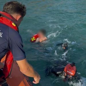 Kürek sörfü yaparken denizde sürüklenen 2 kişi kurtarıldı