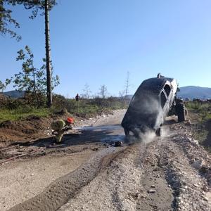 Otomobilde çıkan yangın ormana sıçradı