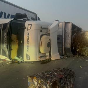 Kırıkkale’de devrilen hurda yüklü TIRın şoförü yaralandı