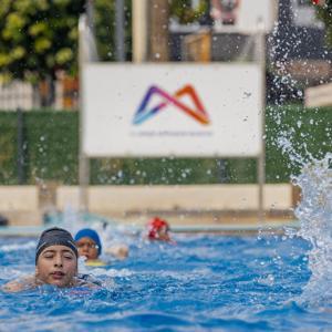 Mersin’de uzman eğitmenler eşliğinde ücretsiz yüzme kursu