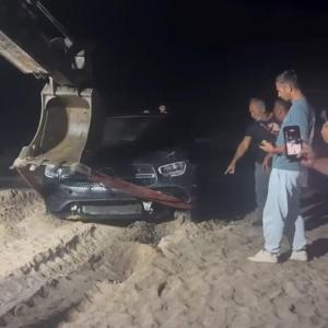Kandıra’da otomobil denize girdi