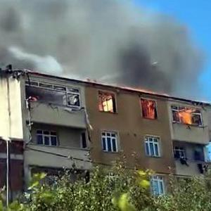 Avcılarda 5 katlı binanın çatısında çıkan yangın 2 daireye sıçradı