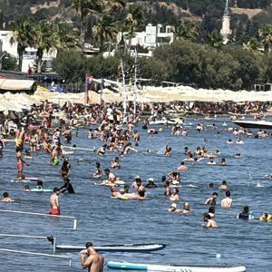 Bodrum’da sıcak havada turistlerin deniz keyfi