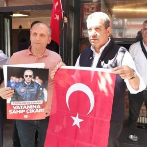 Esenler’de 15 Temmuz öncesi esnafa Türk bayrağı dağıtıldı