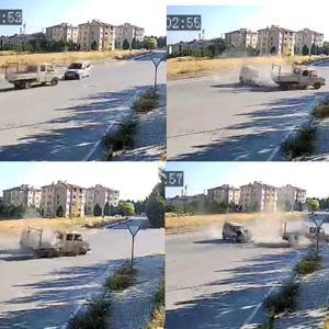 Hafif ticari araç ile kamyonetin çarpıştığı kaza kamerada; 3 yaralı
