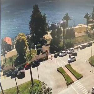 Geri giden araca bakan sürücü hafif ticari aracıyla önündeki otomobile çarptı; kaza kamerada