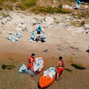 Şilede günübirlik tatilcilerin bıraktığı çöpler jet ski ve kanolarla kıyıya taşındı