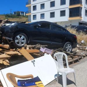 Otomobil ekmek fırını önündeki odun yığınına çarptı: 6 yaralı