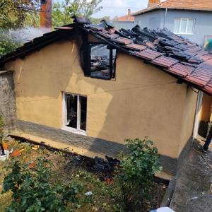 Köy evinin mutfağında çıkan yangını, itfaiye ekipleri söndürdü