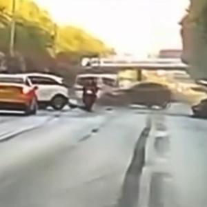Esenlerde 5 aracın karıştığı zincirleme kaza kamerada: 3 yaralı