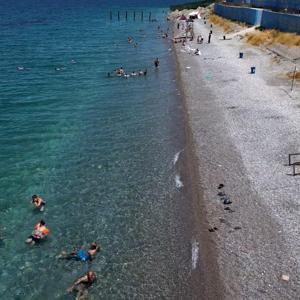 30 dereceyi bulan sıcakta, Türkiyenin göl kıyısındaki tek mavi bayraklı plajında serinliyorlar